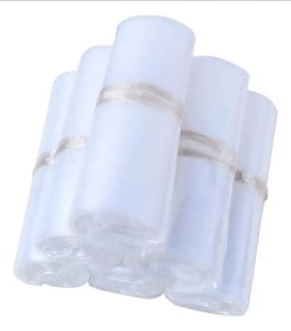 Rollos de bolsas de polietileno transparente amarrados