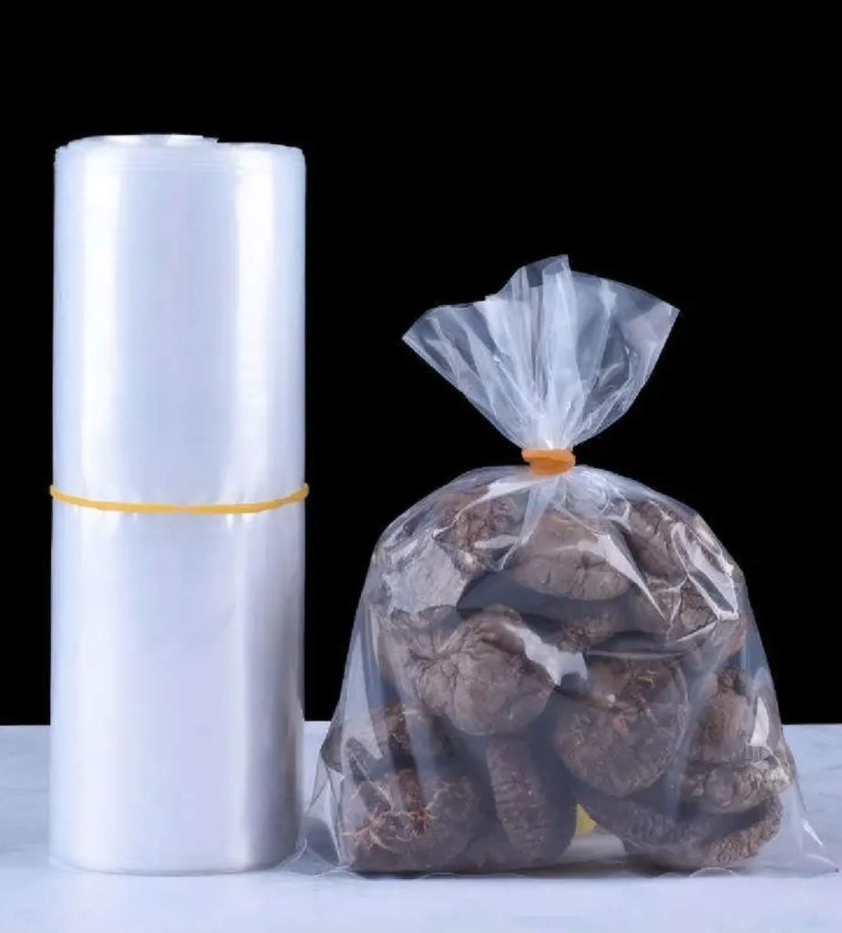 Rollo de bolsas de polietileno transparente junto a una bolsa con galletas